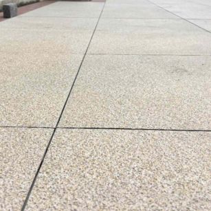 西安 黄金麻花岗岩石板材荔枝面地面铺装效果