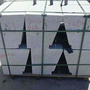 西安 芝麻白异形坐凳，石凳