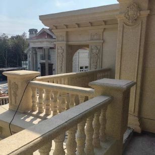 西安 黄金麻别墅外墙干挂雕花配合阳台栏杆花瓶柱