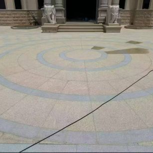 西安 黄金麻芝麻灰花岗岩石材地铺拼接效果