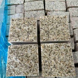 西安 黄金麻花岗岩自然面小方块，弹石，马蹄石等