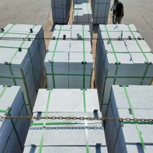 西安 芝麻白花岗岩5公分地铺石 花岗岩厂家工厂装车日常