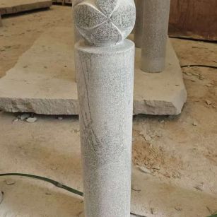 西安 芝麻白花岗岩石材挡车石柱、停车柱、圆柱挡车柱、方柱挡车柱等