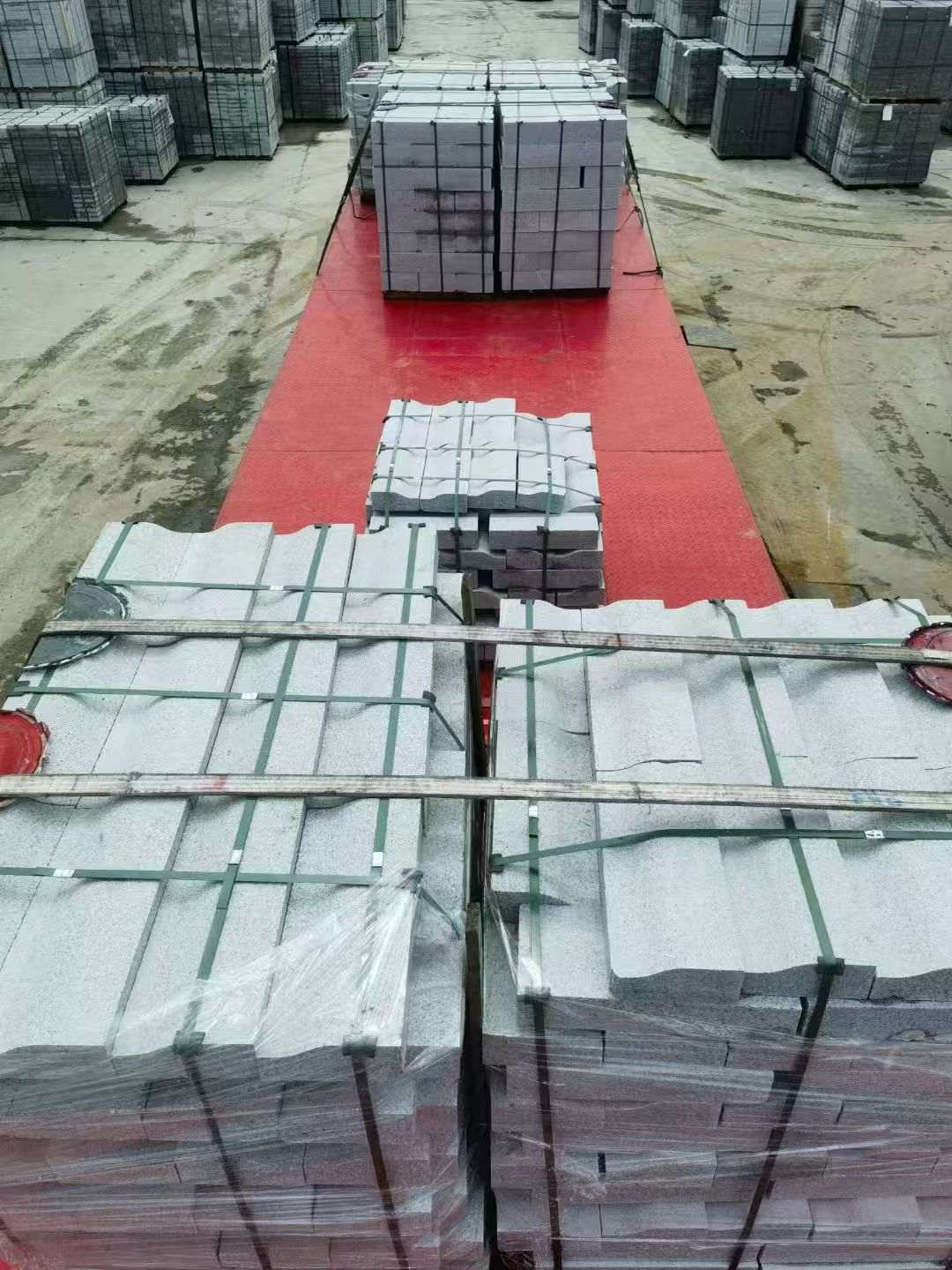 西安 芝麻白仿形加直形路沿石出货日常