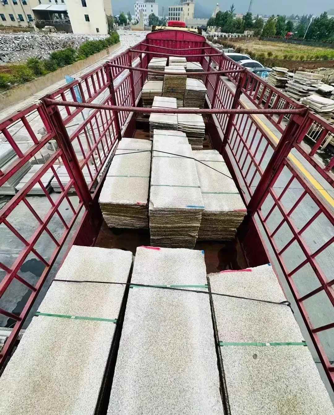 西安 黄金麻花岗岩荔枝面，光面毛板装车完成