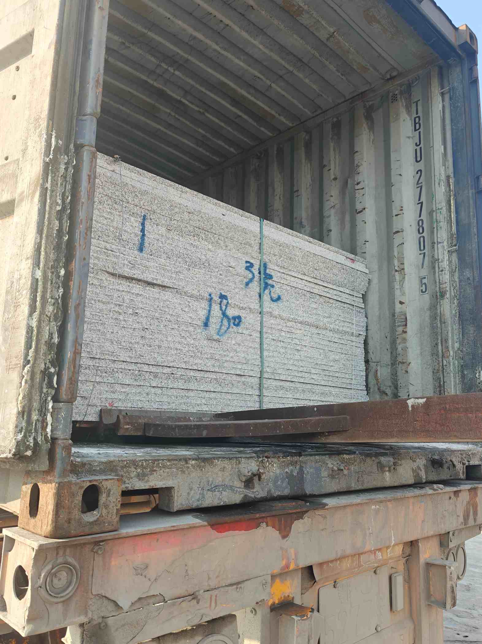 西安 芝麻白花岗岩石材3.0公分光面毛板装柜出货