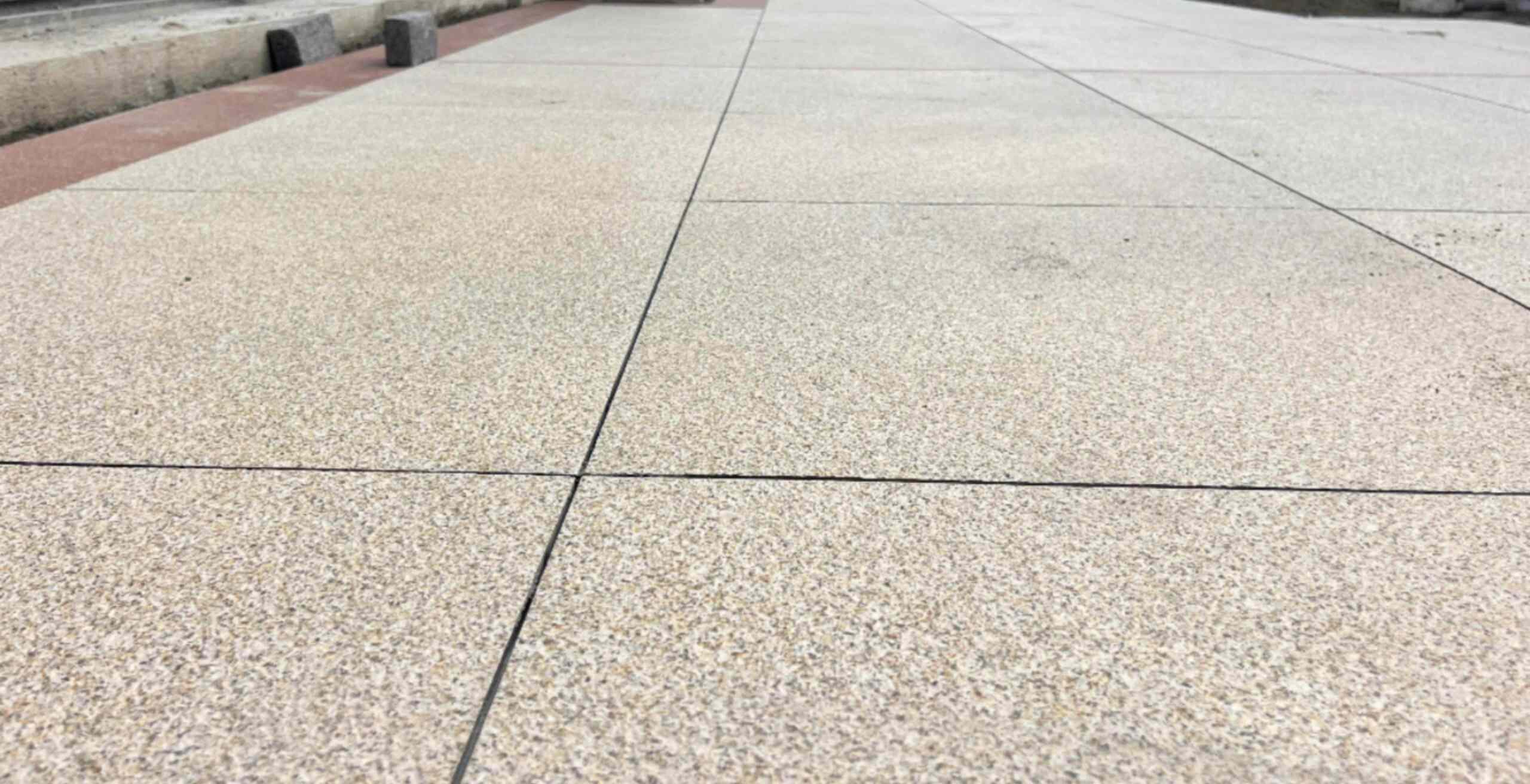 西安 黄金麻花岗岩石板材荔枝面地面铺装效果