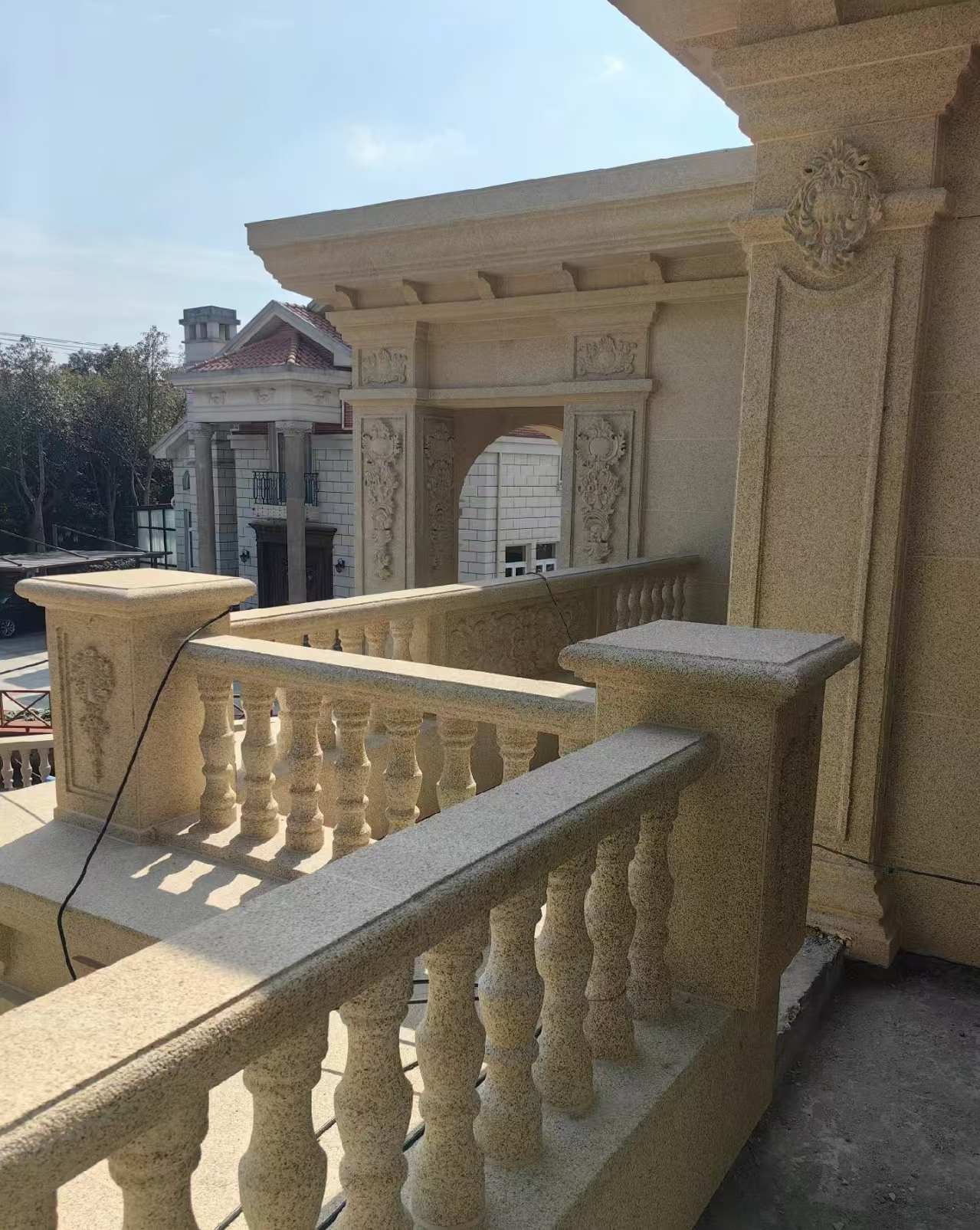 西安 黄金麻别墅外墙干挂雕花配合阳台栏杆花瓶柱