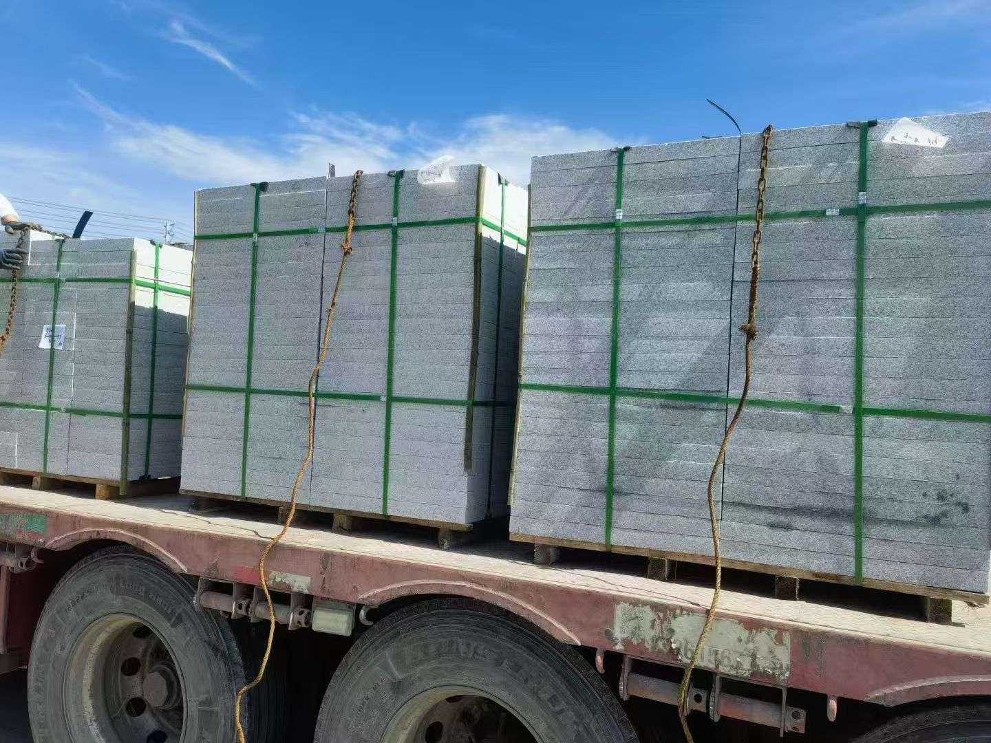 西安 芝麻白花岗岩地铺石装车日常