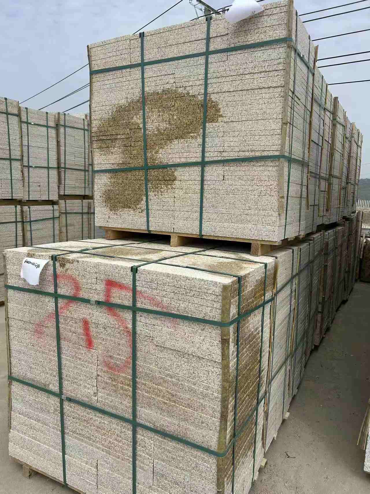 西安 黄金麻花岗岩石材荔枝面地铺石2.5*300*600