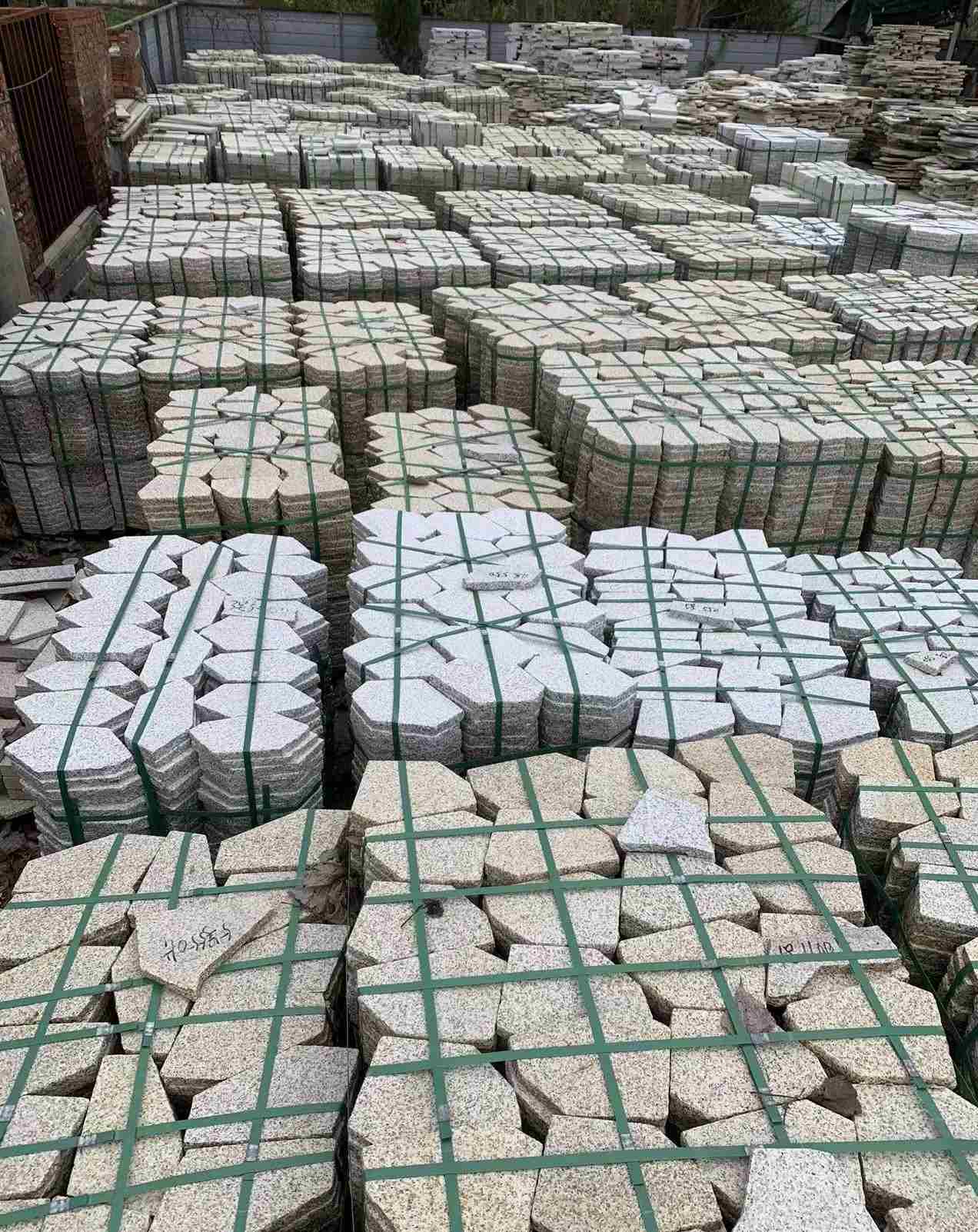 西安 黄金麻白麻花岗岩荔枝面地铺石(冰裂纹)