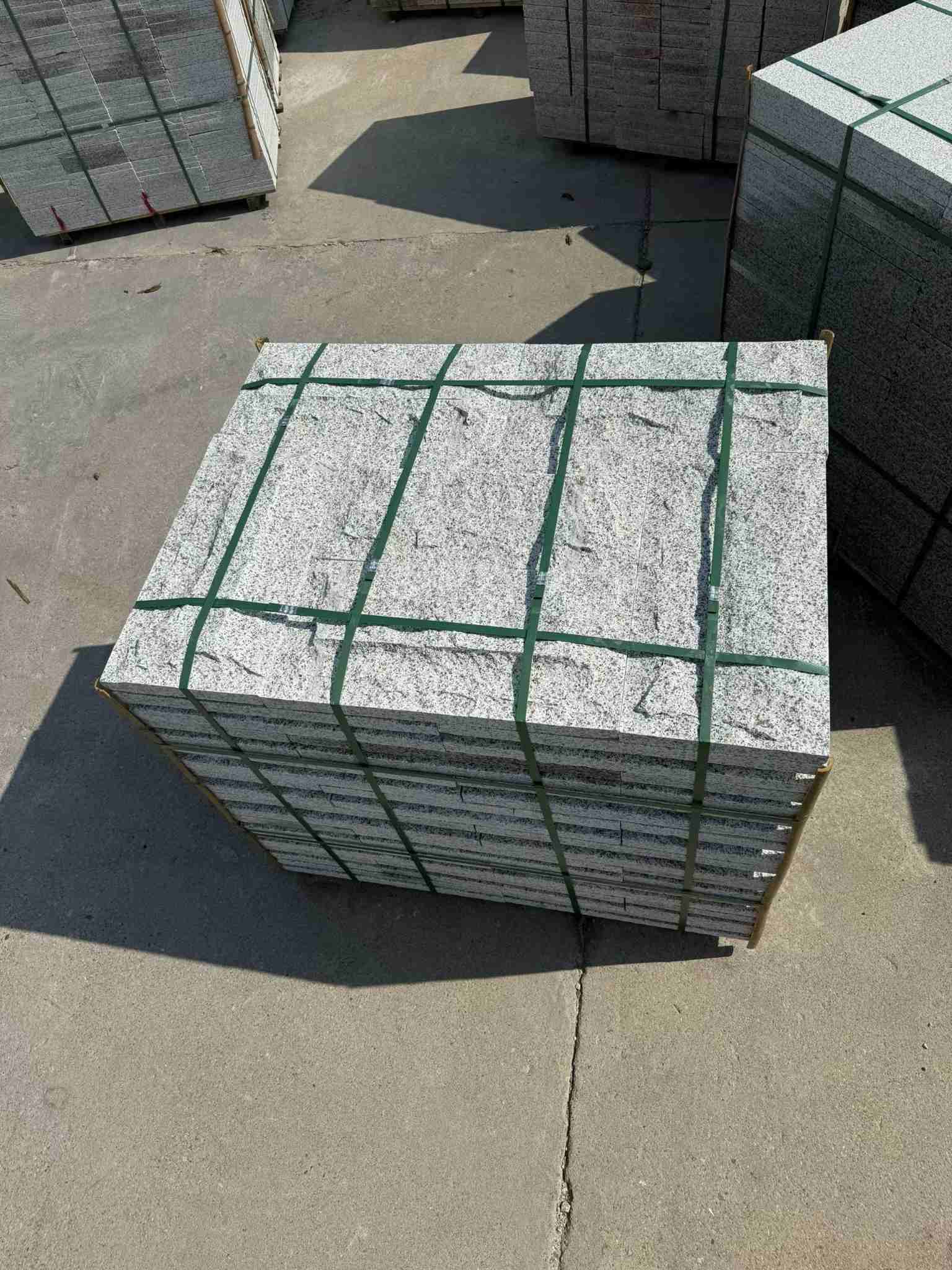 西安 白麻花岗岩石材自然面蘑菇石成品