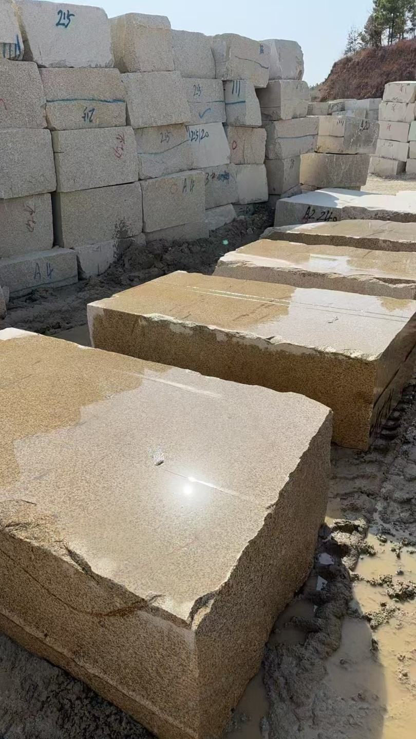 西安 黄金麻方料堆场洗料分选中，原材料充足