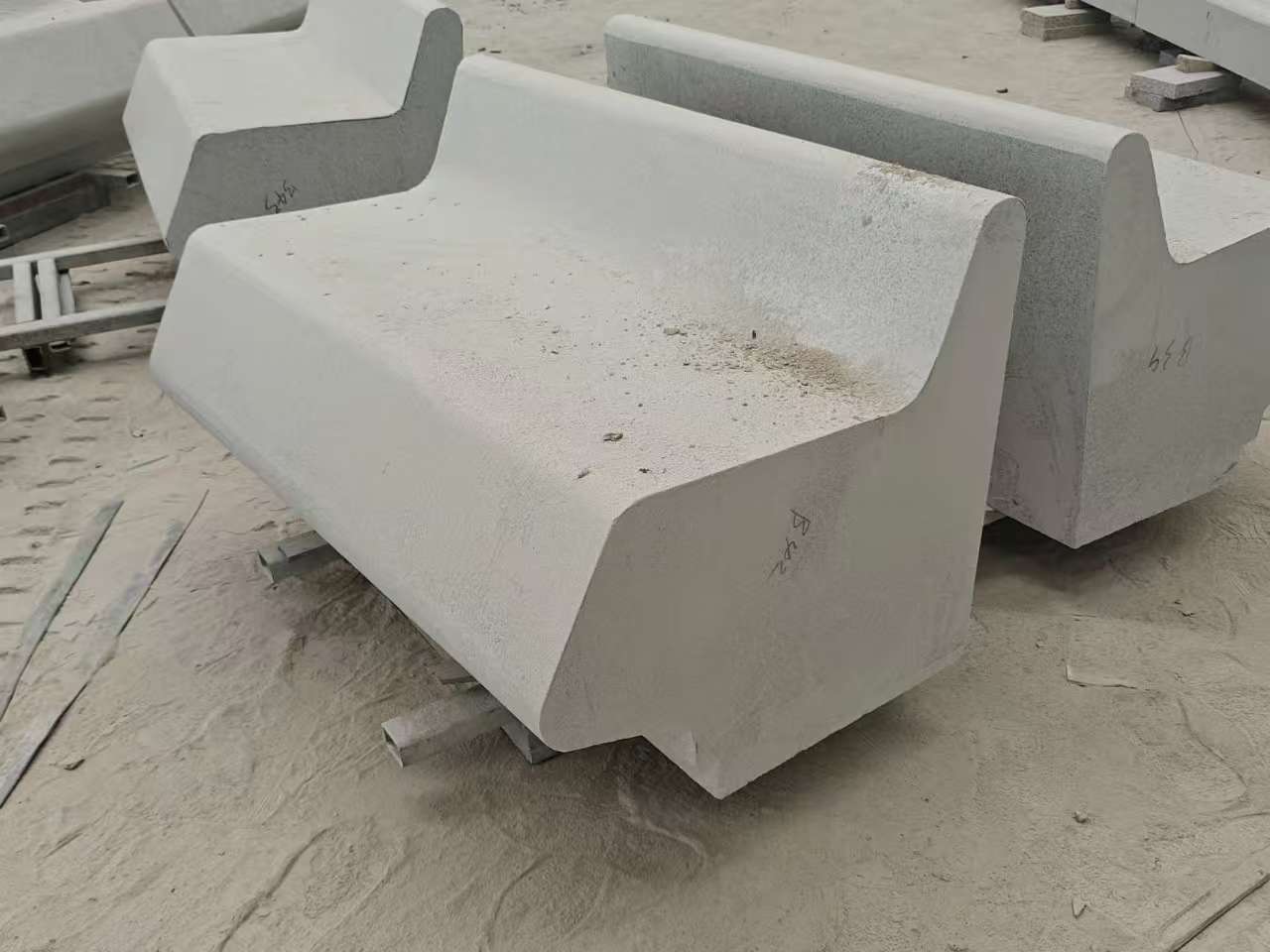 西安 芝麻白花岗岩异形坐凳，石凳