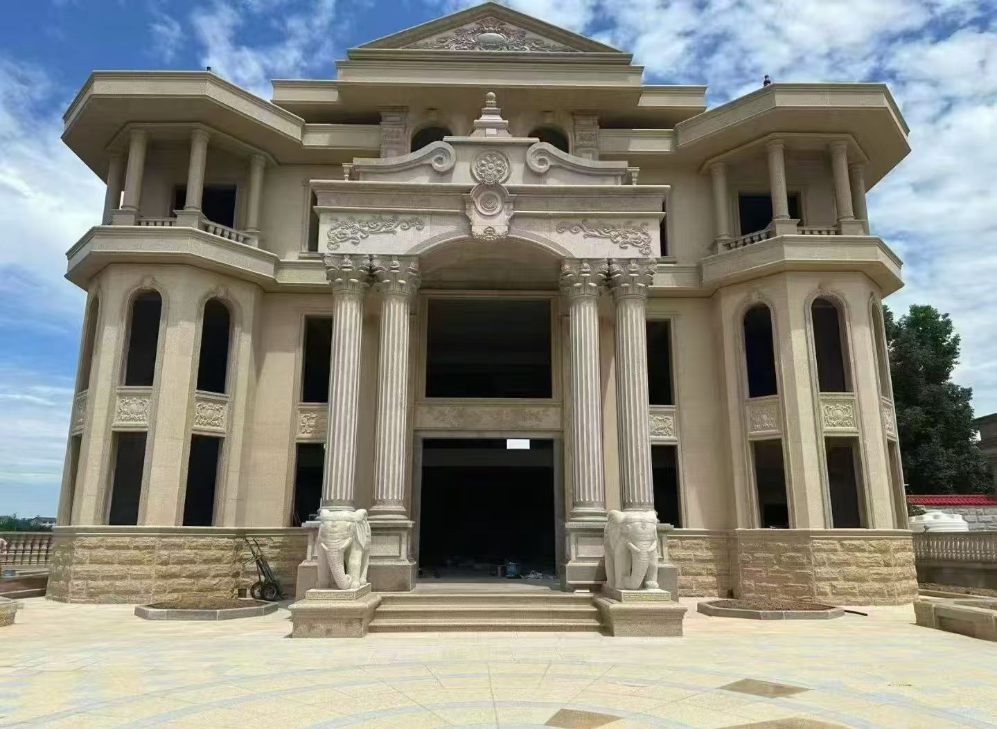 西安 黄金麻别墅外墙干挂，大柱，大象，蘑菇石，雕花板