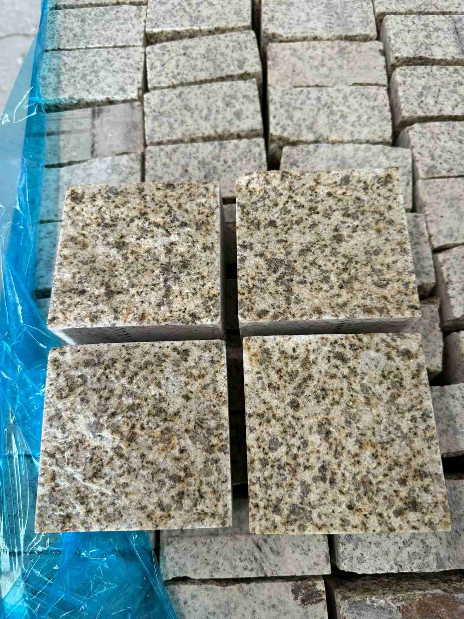 西安 黄金麻花岗岩自然面小方块，弹石，马蹄石等