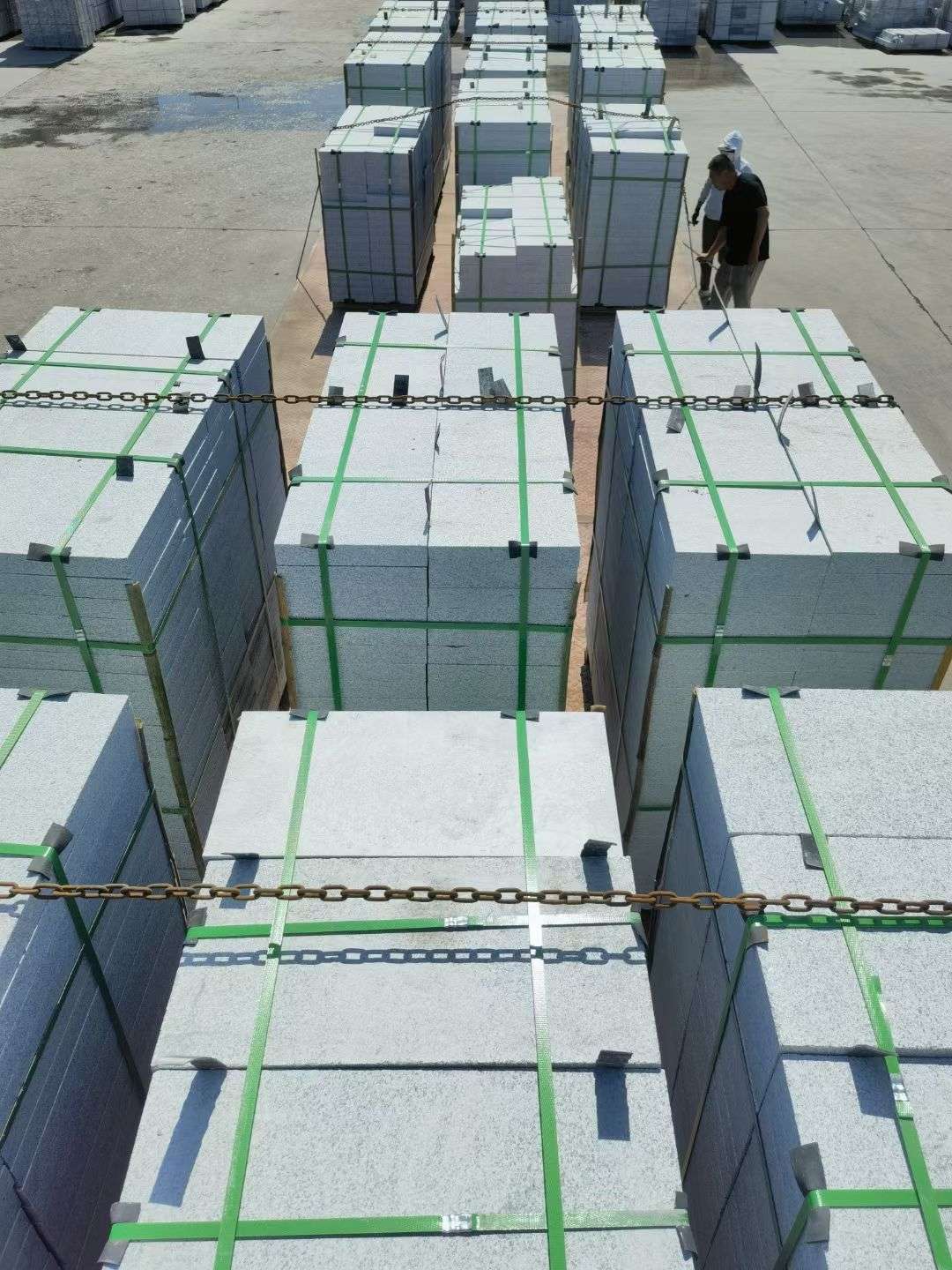 西安 芝麻白花岗岩5公分地铺石 花岗岩厂家工厂装车日常