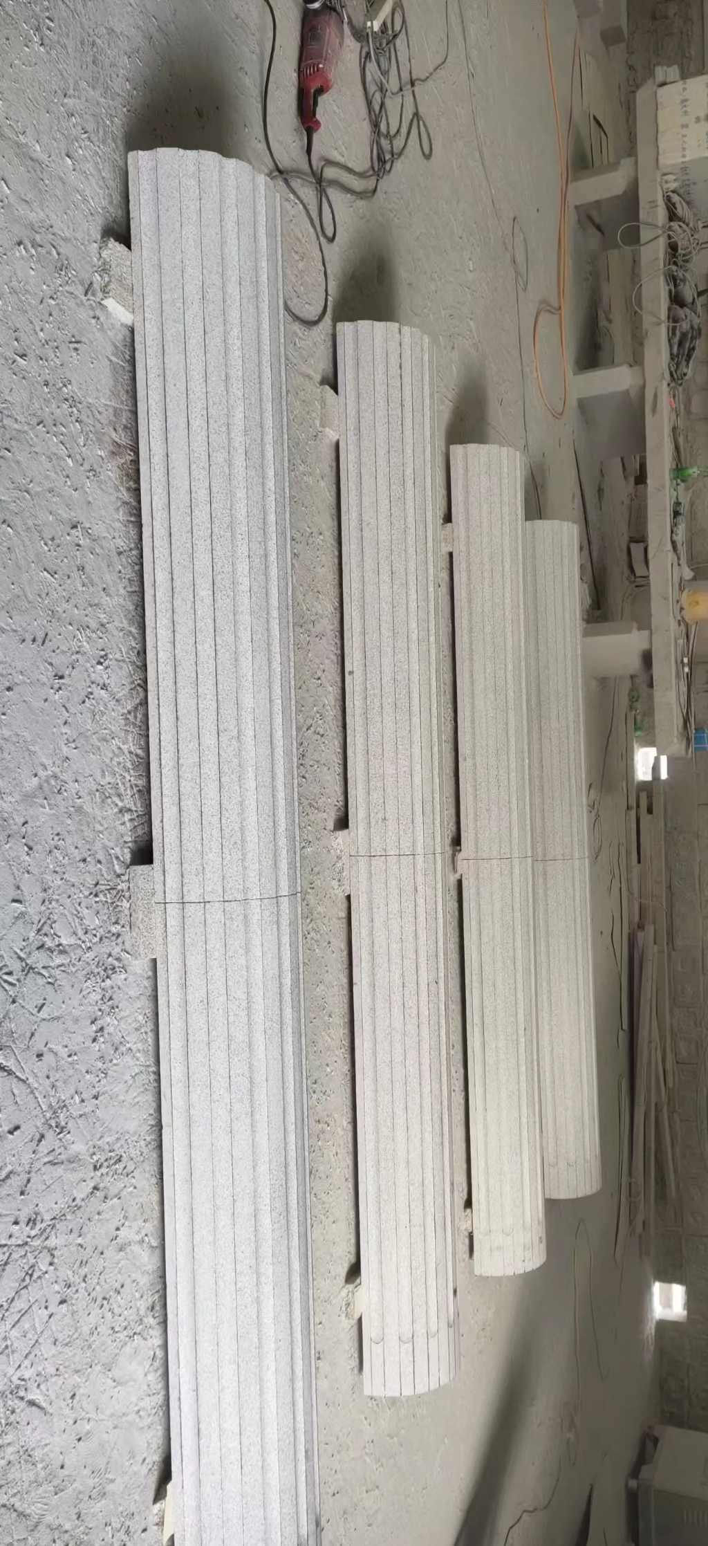 西安 花岗岩厂家带你看白麻花岗岩门楼大柱柱皮