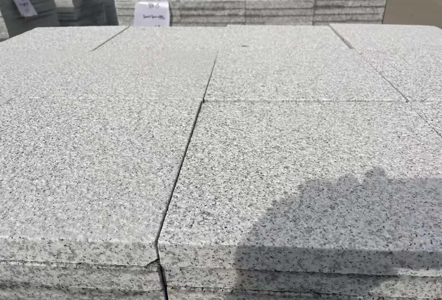 西安 白麻花岗岩石材推荐 荔枝面地铺石