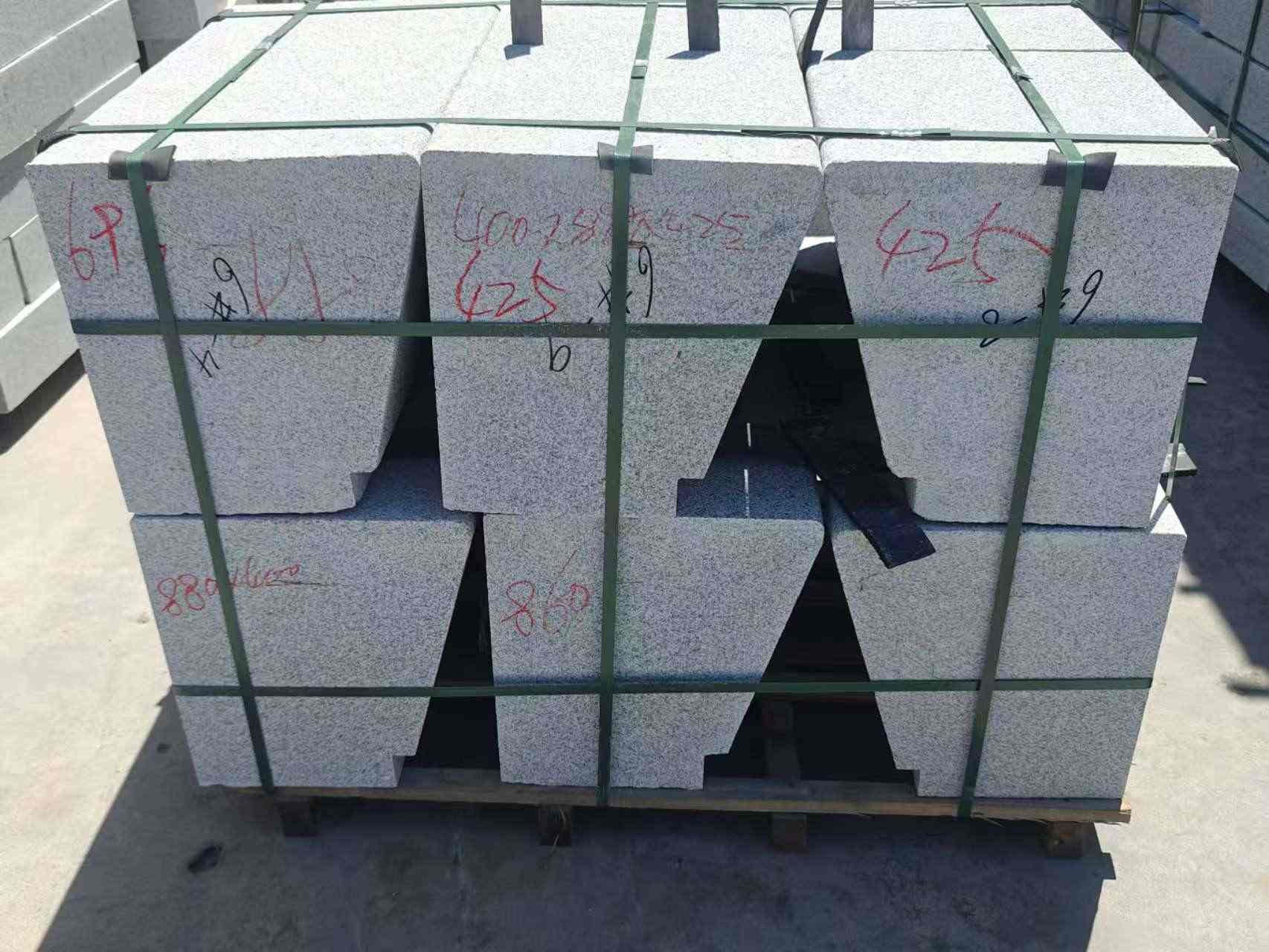 西安 芝麻白异形坐凳，石凳