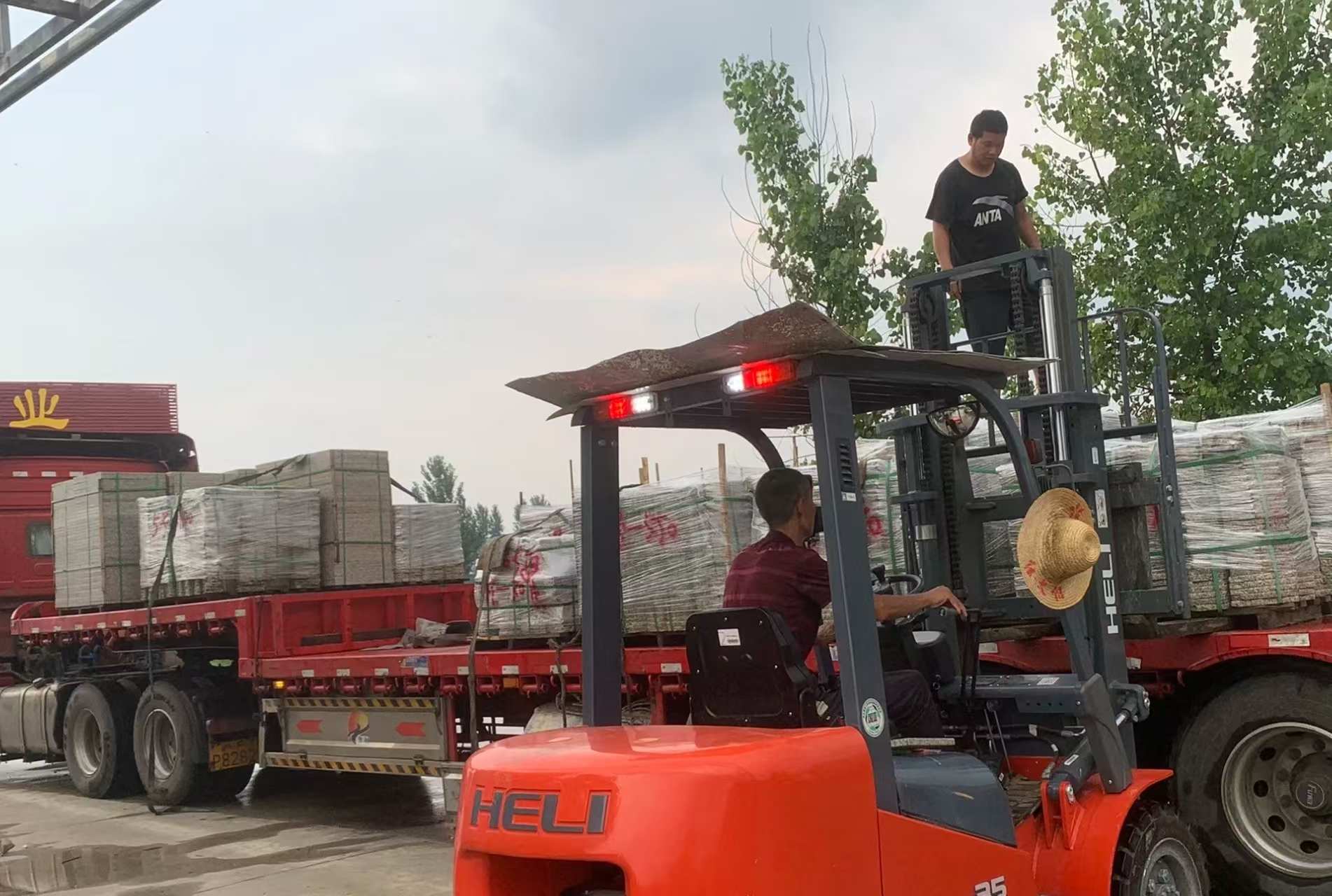 西安 黄金麻冰裂纹，地铺石装车