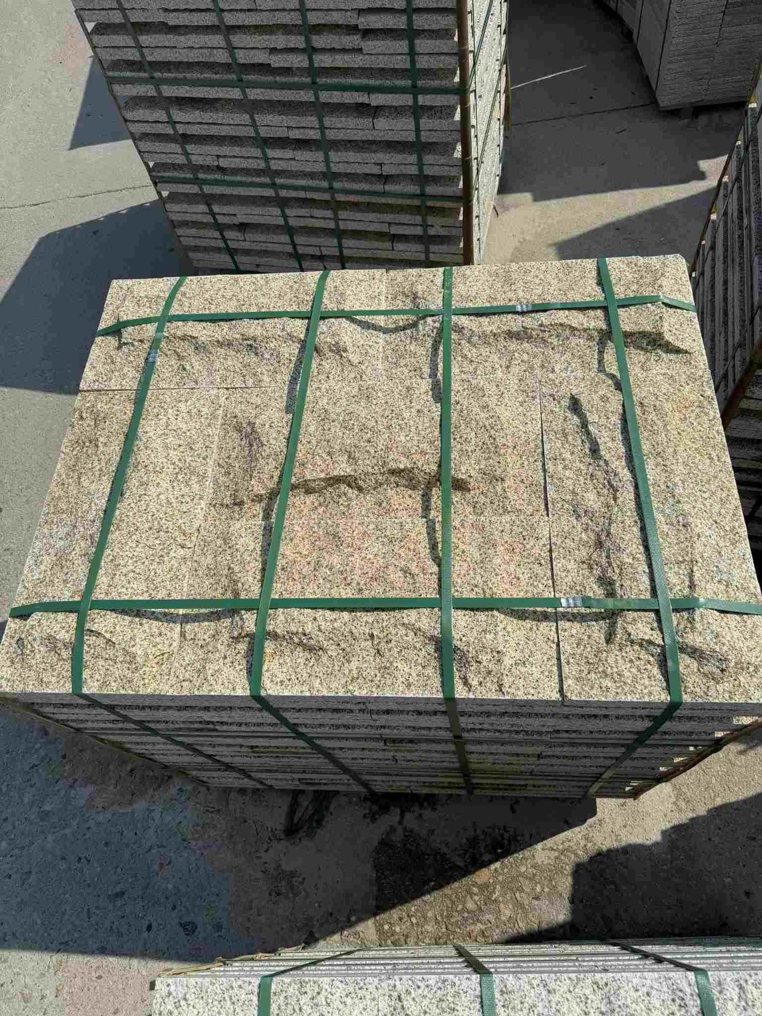 西安 黄金麻花岗岩石材自然面蘑菇石成品