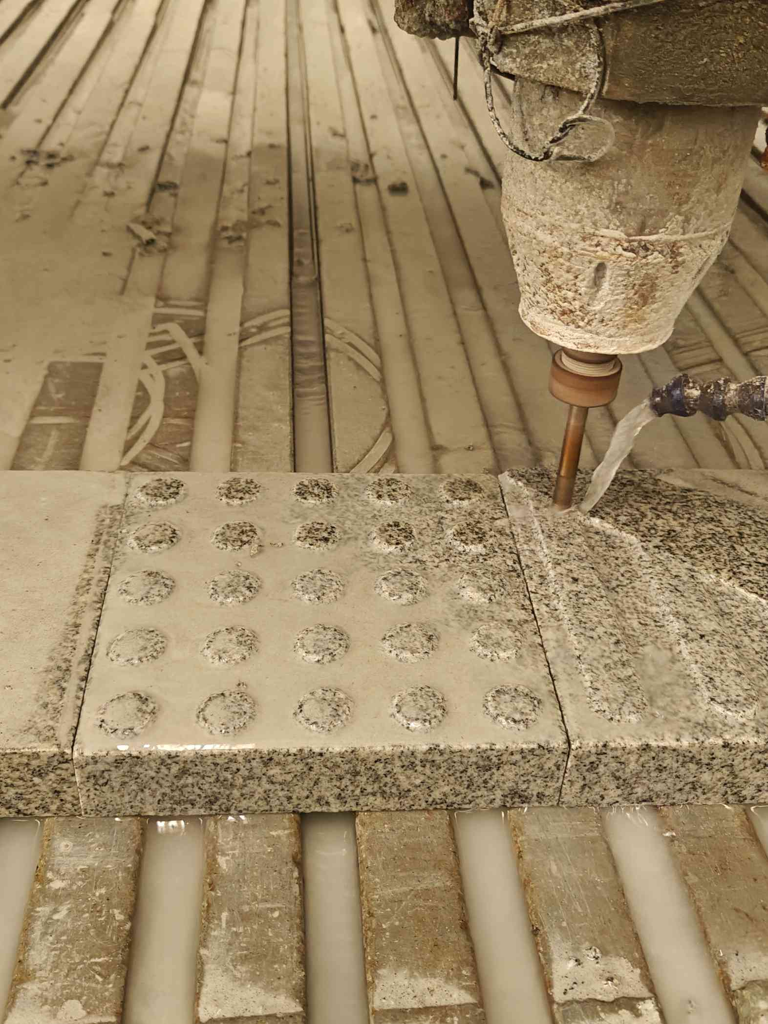 西安 芝麻白花岗岩石材盲人石、盲道石、盲点石