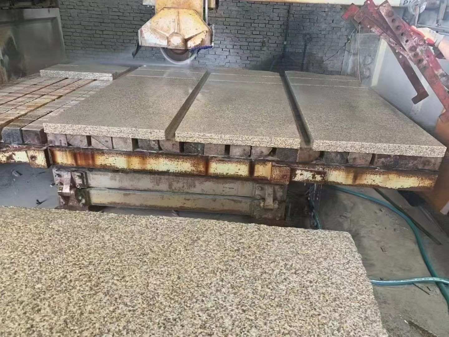 西安 黄金麻荔枝面成品板加工