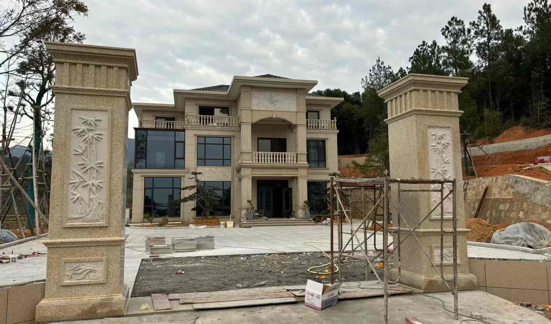 西安 黄金麻花岗岩别墅雕花外墙干挂配上门口雕花罗马柱