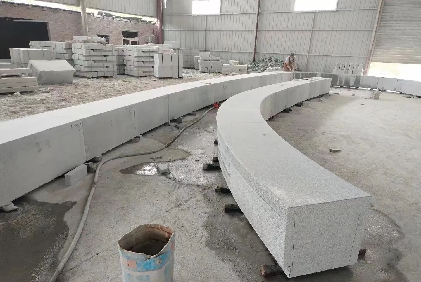 西安芝麻白花岗岩石板材 园林光面弧形坐凳