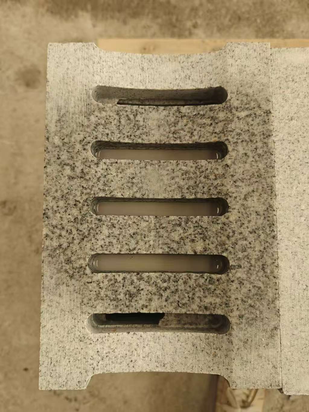 西安 芝麻白拉丝面花岗岩U型开槽排水槽